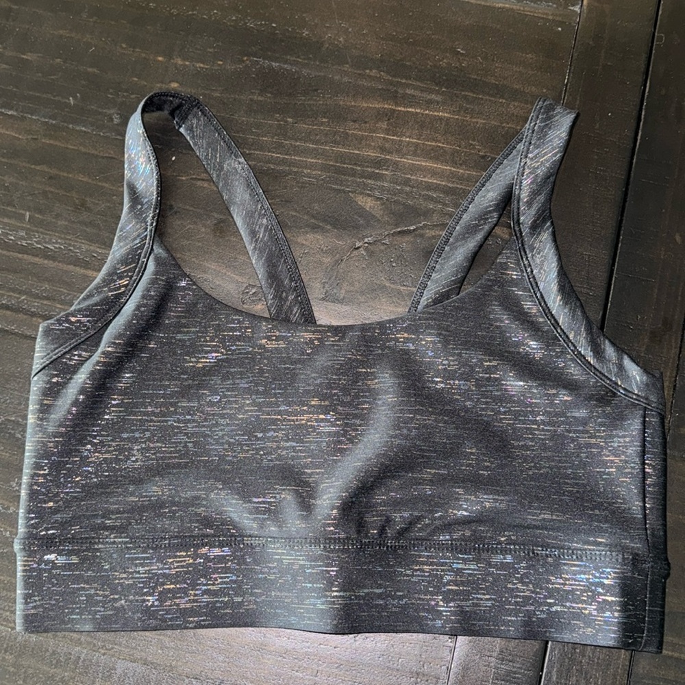 Carbon38 size M sportsbra. Iridescent coloring. V design in back.